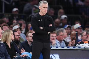 多诺万同意出任马刺助教 他NBA教练生涯第一场比赛就是打马刺